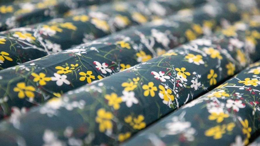 凤凰网中国浙江米娜纺织在当地设立了一间印染厂,配备印花机,染色